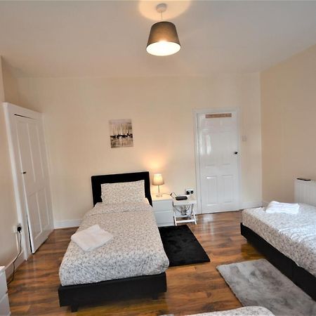 Cheerful 3 Bedroom Home In Greater London Eksteriør billede