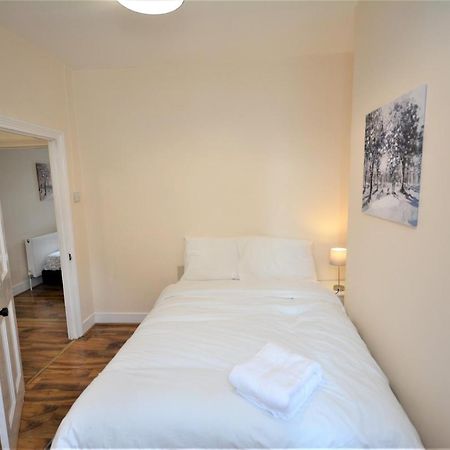 Cheerful 3 Bedroom Home In Greater London Eksteriør billede